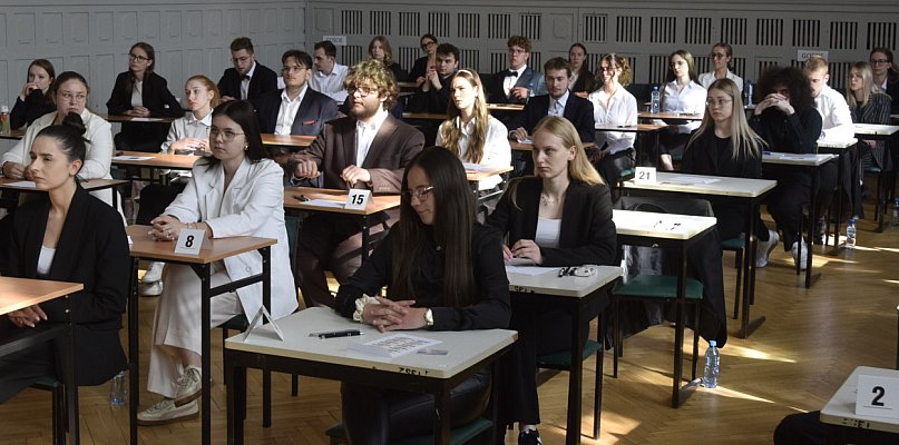 Rozpoczęły się matury. W Lesznie do egzaminów przystępuje aż... (zdjęcia)  - 74950