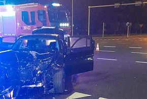 19-latek z bmw wjechał na skrzyżowanie na czerwonym? (zdjęcia) -75010