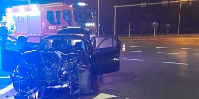 19-latek z bmw wjechał na skrzyżowanie na czerwonym? (zdjęcia) -75010