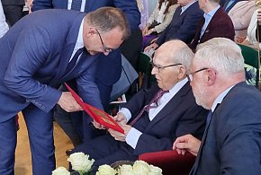 Stanisław Jędraś ma 100 lat. Urodziny obchodził w Ekonomiku (zdjęcia, film)-75060
