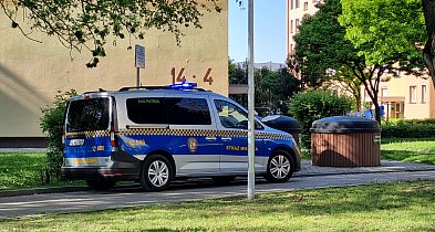 Historia z saszetką miała szczęśliwe zakończenie. Pomogli strażnicy miejscy-75065