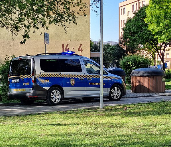 Historia z saszetką miała szczęśliwe zakończenie. Pomogli strażnicy miejscy-75065