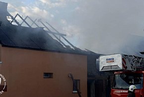 12 jednostek gasiło pożar stodoły w Bukówcu Górnym (zdjęcia) -75167