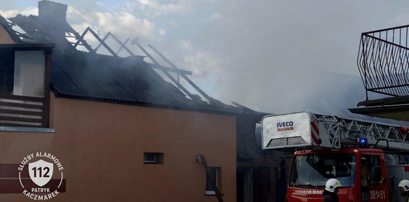 12 jednostek gasiło pożar stodoły w Bukówcu Górnym (zdjęcia)  - 75167