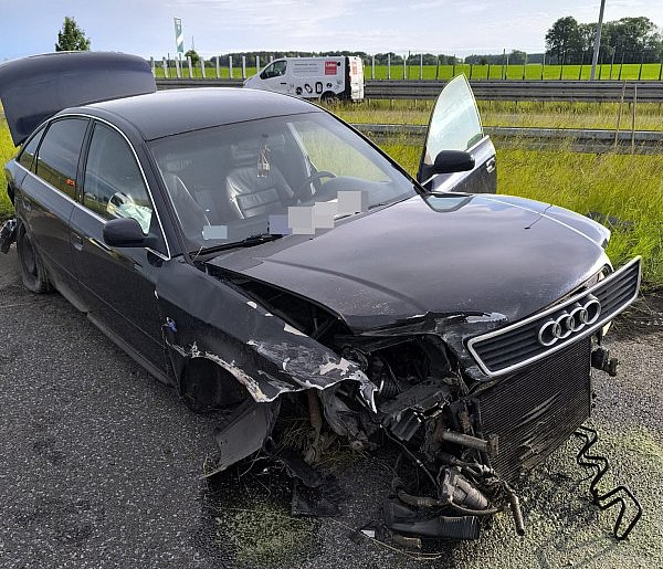 Na ekspresówce audi wjechało w barierę. Kierowca trafił do szpitala (zdjęcia)-75870