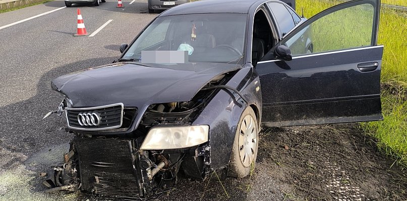 Na ekspresówce audi wjechało w barierę. Kierowca trafił do szpitala (zdjęcia) - 75870