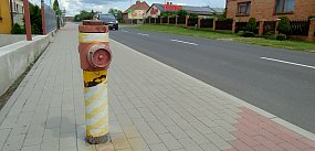 Hydrant stoi na środku ścieżki pieszo-rowerowej!