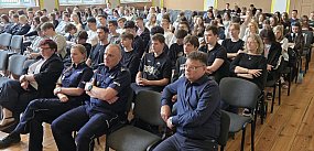Młodzież debatowała z policjantami (zdjęcia)