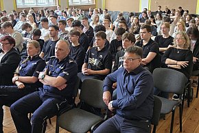 Młodzież z Leszna debatowała z policjantami (zdjęcia)-75930