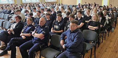 Młodzież z Leszna debatowała z policjantami (zdjęcia)-75930