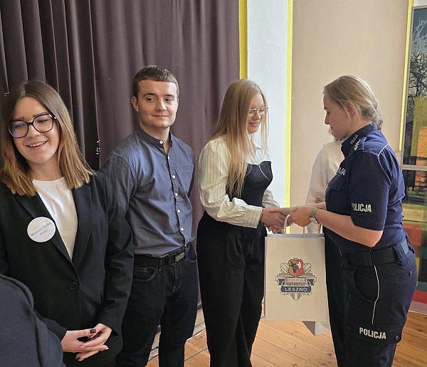 Młodzież z Leszna debatowała z policjantami (zdjęcia)-75930