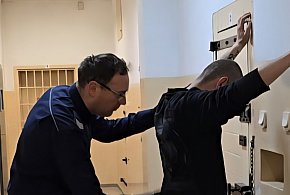 Policja z Leszna zatrzymała 3 poszukiwanych, 2 się wykupiło-75987