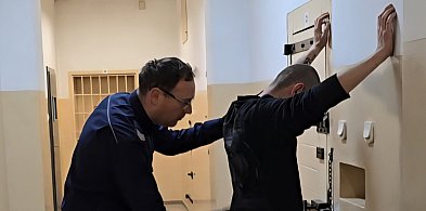 Policja z Leszna zatrzymała 3 poszukiwanych, 2 się wykupiło-75987