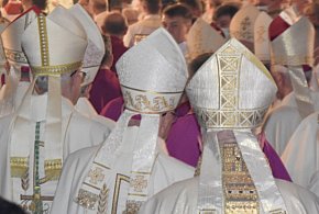 Biskupi po obradach. Krytyka ministerstwa i nowa komisja ds. nadużyć-76022