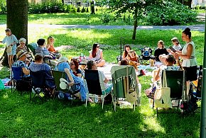 Zrobiły sobie piknik w centrum miasta i dziergały (zdjęcia) -76056