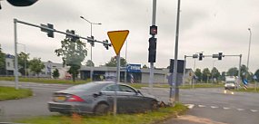 Wjechał w sygnalizację i porzucił auto (zdjęcie)