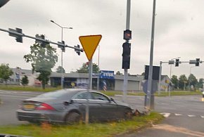 Wjechał w sygnalizację mercedesem i porzucił go na skrzyżowaniu! (zdjęcie)-76066