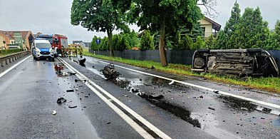 Zderzenie opla z tirem. Auto dachowało. Jedna osoba w szpitalu (zdjęcia)-76085