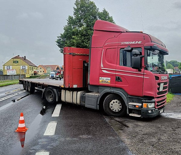 Zderzenie opla z tirem. Auto dachowało. Jedna osoba w szpitalu (zdjęcia)-76085