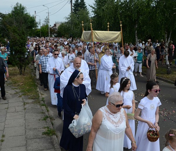 Nie wszyscy o tym wiedzą. Czy udział w procesji Bożego Ciała to obowiązek?-76135