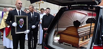 Pożegnanie ks. Jana Majchrzaka. Piękne słowa, gromkie oklaski i... (zdjęcia)-76293