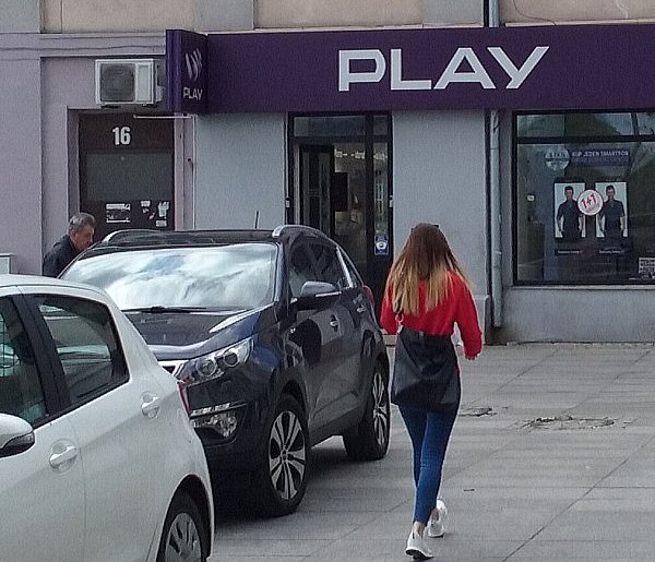 Play na celowniku UOKiK. Chodzi o pieniądze ściągane z kont klientów-76314