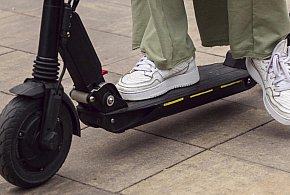 Hulajnoga zderzyła się z rowerem. Jedna osoba trafiła do szpitala-76370