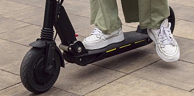 Hulajnoga zderzyła się z rowerem. Jedna osoba trafiła do szpitala-76370