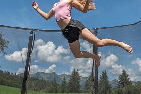 Fatalny wypadek na trampolinach. Dziewczynka w ciężkim stanie-76395