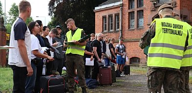 Zamiast gór czy morza, wybrali koszary i trening wojskowy (zdjęcia)-76439