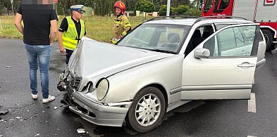 Zderzenie dwóch aut na alejach. Uszkodzone nie tylko samochody (zdjęcia)-76598