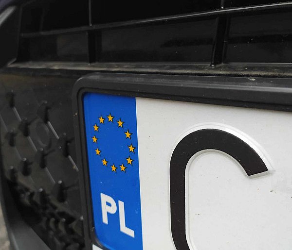Rejestracja auta przez internet i koniec z przynoszeniem tablic. Rząd przyjął...-76601