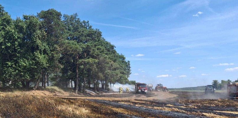 Rolnicy wsparli strażaków w gaszeniu pożaru (zdjęcia)  - 76620
