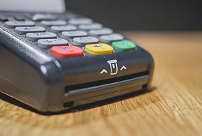 Zakaz sprzedaży i większy nadzór. Tych produktów nie kupią już nieletni-76658