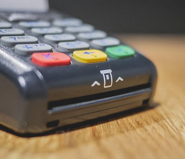 Zakaz sprzedaży i większy nadzór. Tych produktów nie kupią już nieletni-76658