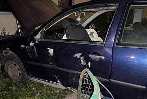 Staranował dwa auta i ogrodzenie. Miał prawie 2,5 promila! (zdjęcia)-76677