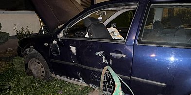 Staranował dwa auta i ogrodzenie. Miał prawie 2,5 promila! (zdjęcia)-76677