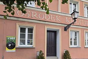 AED na kolejnych dwóch budynkach w Rydzynie -76908