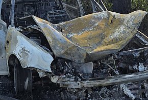 Samochód spłonął po uderzeniu w drzewo. W aucie był młody kierowca (zdjęcia)-77336
