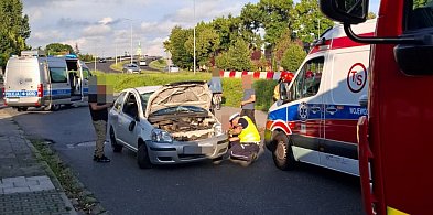 Auto stoczyło się ze skarpy wiaduktu. Kobieta w szpitalu-77337