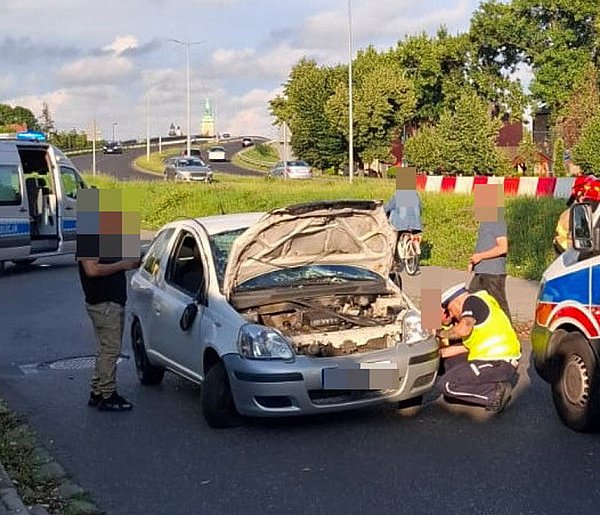Auto stoczyło się ze skarpy wiaduktu. Kobieta w szpitalu-77337