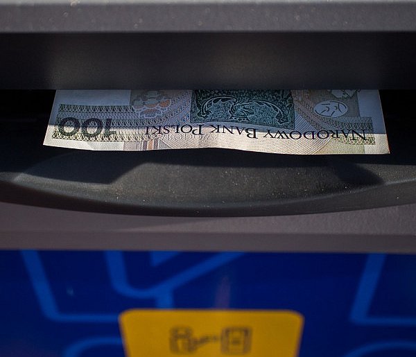 Nowy cennik usług bankowych. Klienci zapłacą więcej już od listopada-77610