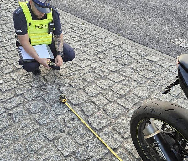 Za co policjanci zabrali motocyklistom dowody rejestracyjne (zdjęcia)-77635
