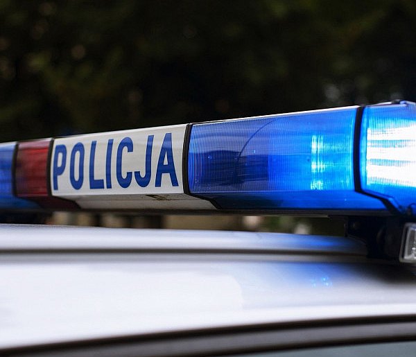 Autem wjechał w przepust. W samochodzie były 4 osoby-77675
