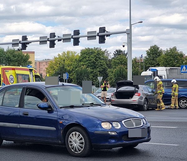 Zderzenie 3 samochodów na ruchliwym skrzyżowaniu w Lesznie (zdjęcia) -77797