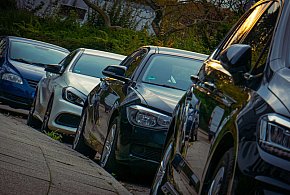 Tysiące samochodów idą pod młotek. Można je mieć za pół ceny-77924