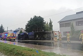 Ciężarówka wjechała w płot i się przewróciła. Kierowca w szpitalu (zdjęcia)-78045