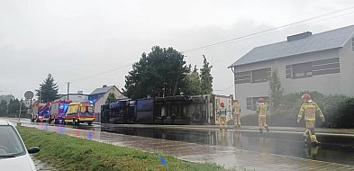 Ciężarówka wjechała w płot i się przewróciła. Kierowca w szpitalu (zdjęcia)-78045
