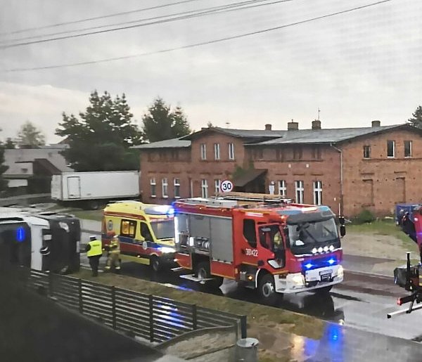 Ciężarówka wjechała w płot i się przewróciła. Kierowca w szpitalu (zdjęcia)-78045