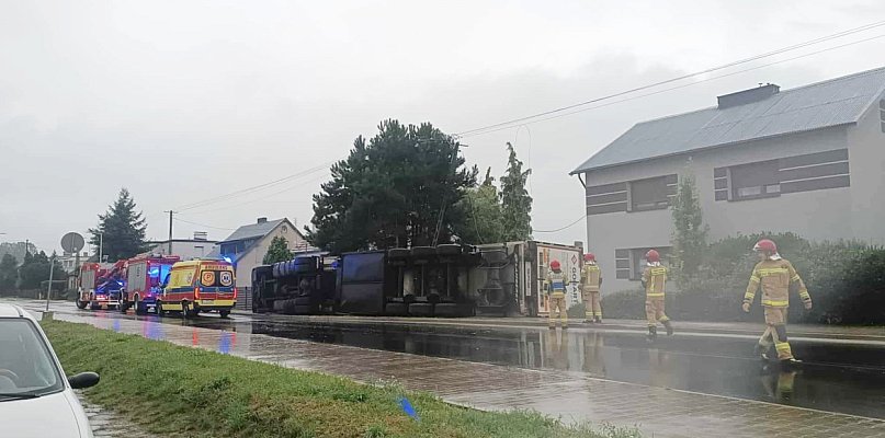 Ciężarówka wjechała w płot i się przewróciła. Kierowca w szpitalu (zdjęcia) - 78045